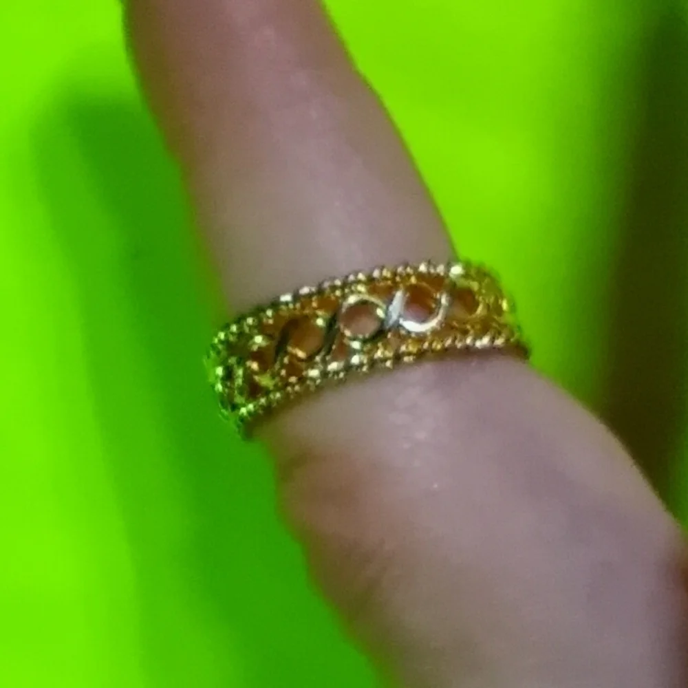 Goldtone filigree DNA spiral band ring size 6